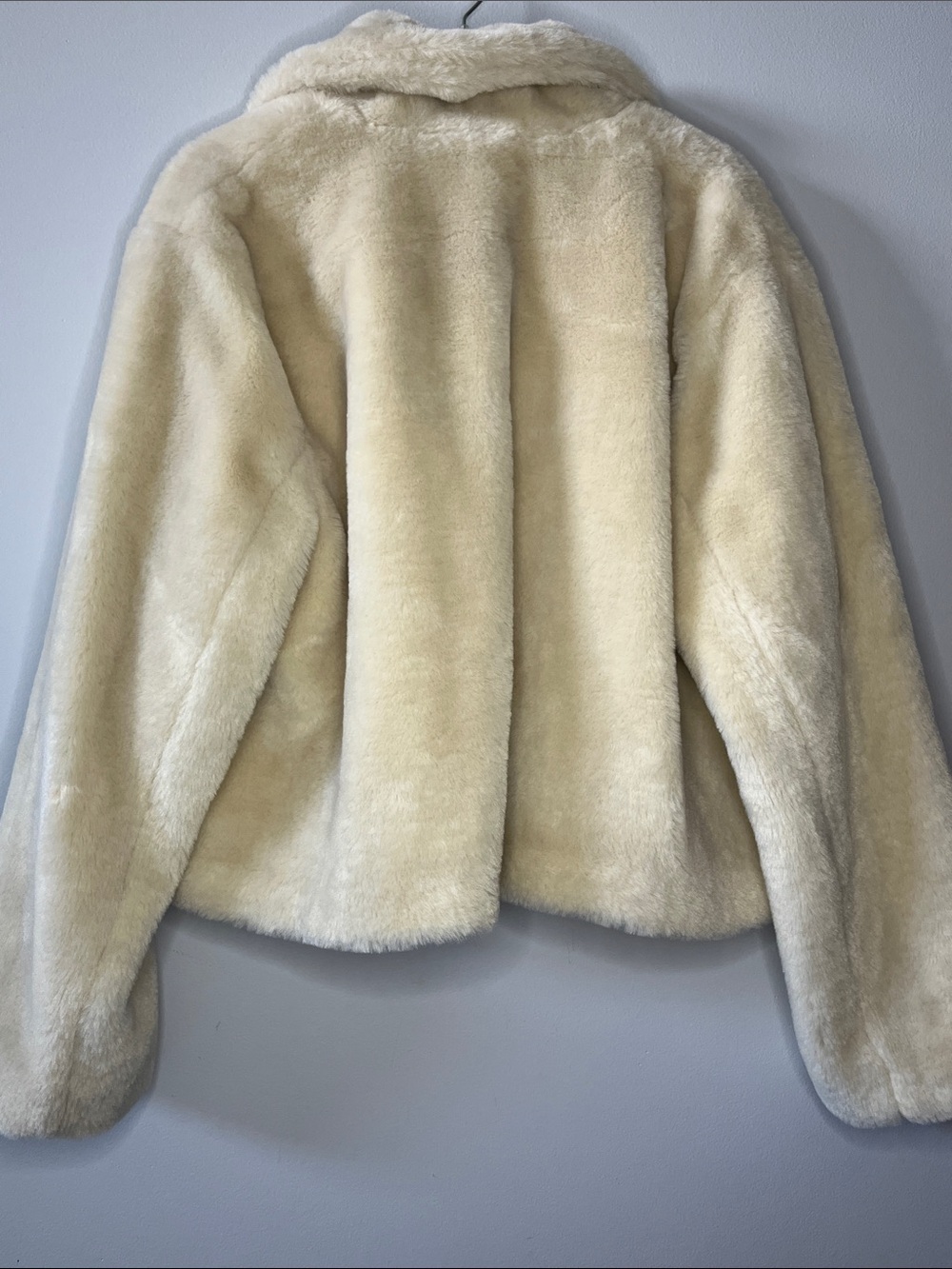 NWT Abercrombie and Fitch white faux fur cropped gold buttons jacket coat - Picture 6 of 6